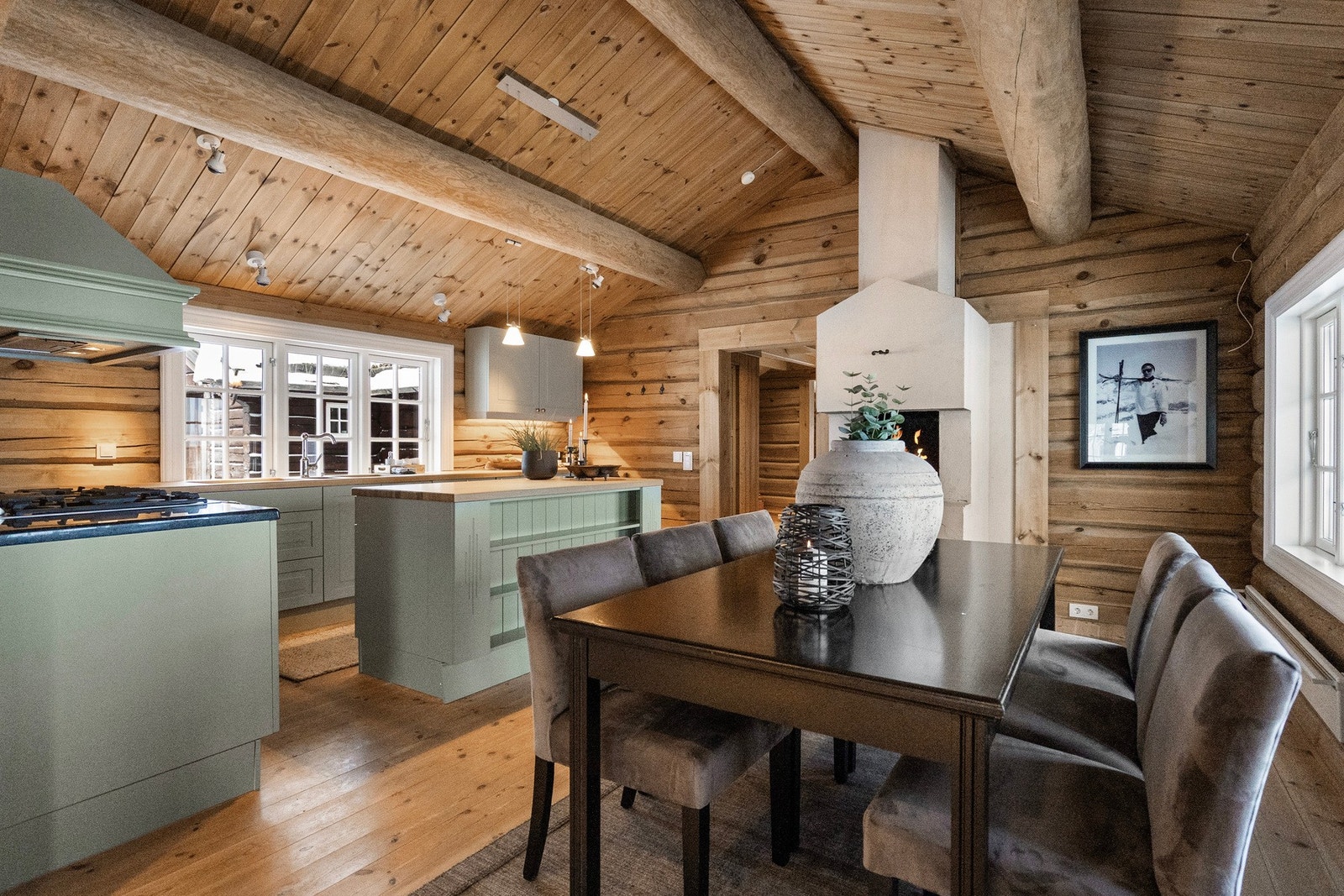 Spisestuen ligger i naturlig tilknytning til kjøkkenet og har god plass til langbord, med flott utsikt mot vest. Galleribilde