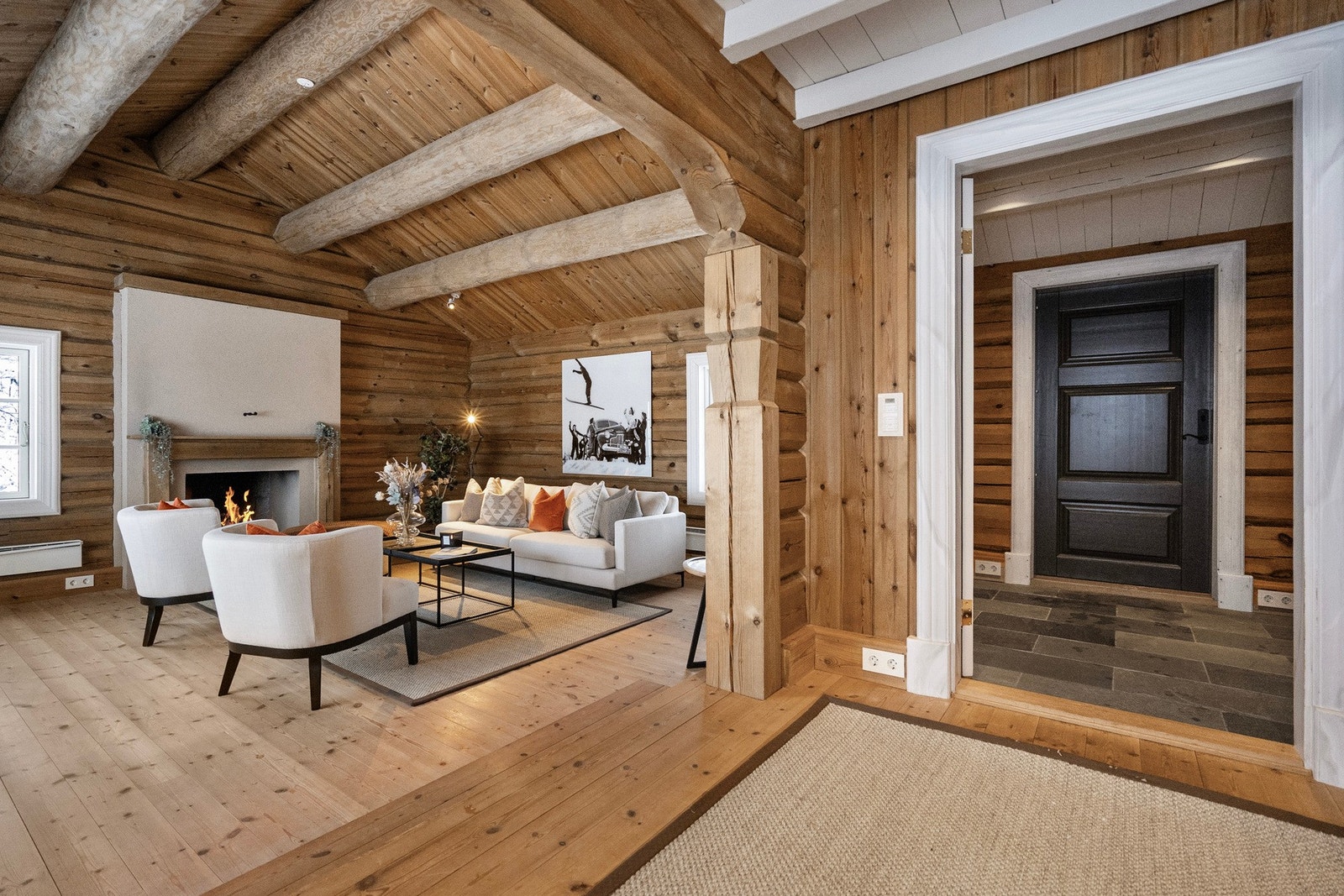 Romslig takhøyde og synlige takåser bidrar til et varmt og eksklusivt helhetsinntrykk. Galleribilde