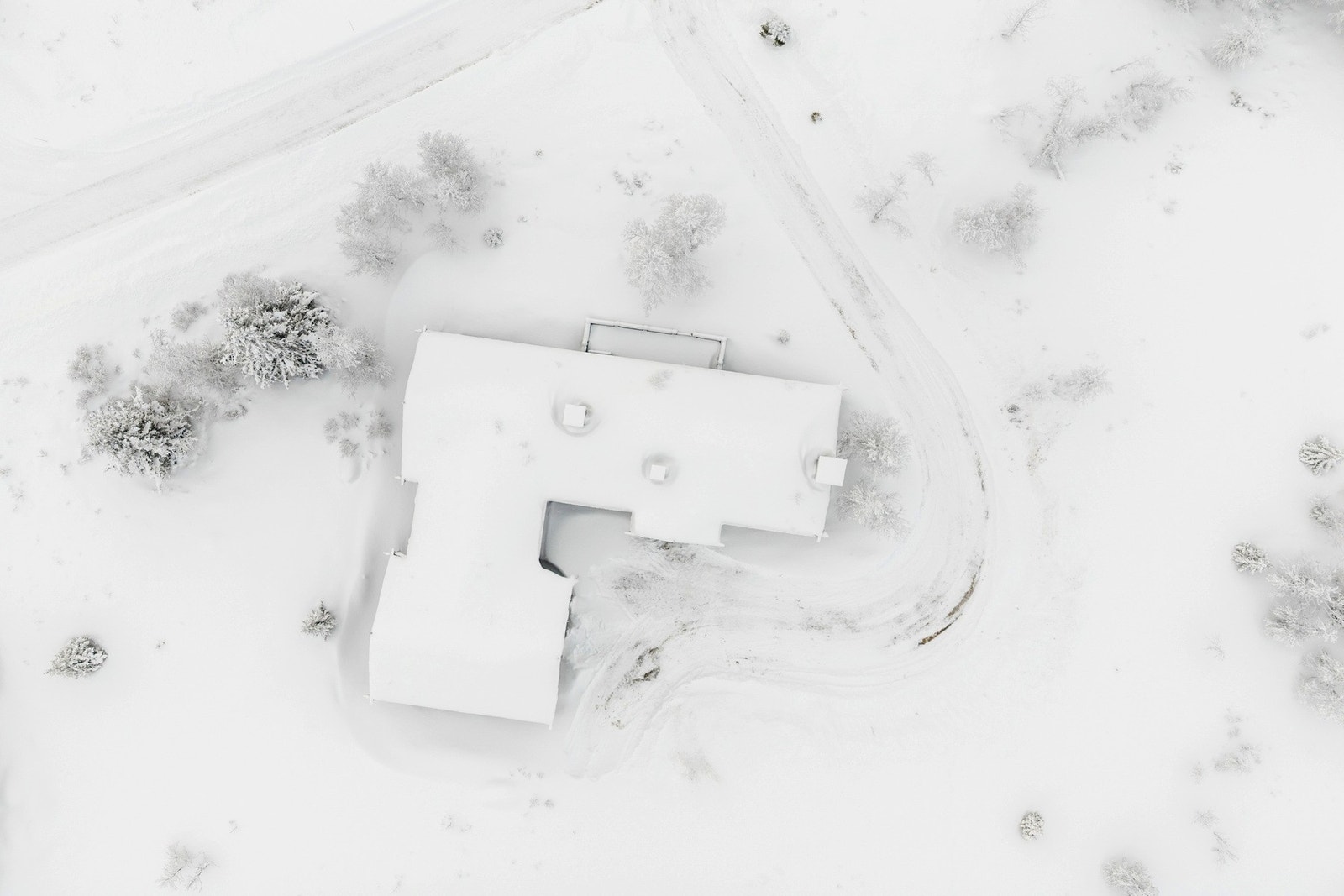 Hytta er arkitekttegnet og har en gjennomtenkt og funksjonell planløsning med alt på ett plan, og en stor, eiet tomt på over 2,1 mål. Galleribilde