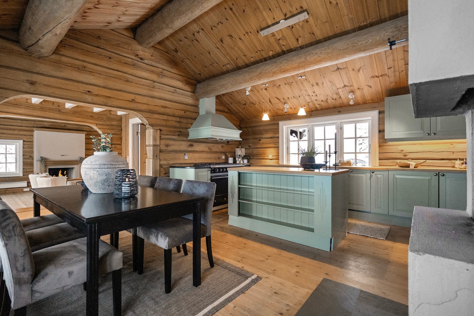 Lekkert og romslig kjøkken i heltre, med innredning i L-form. Galleribilde