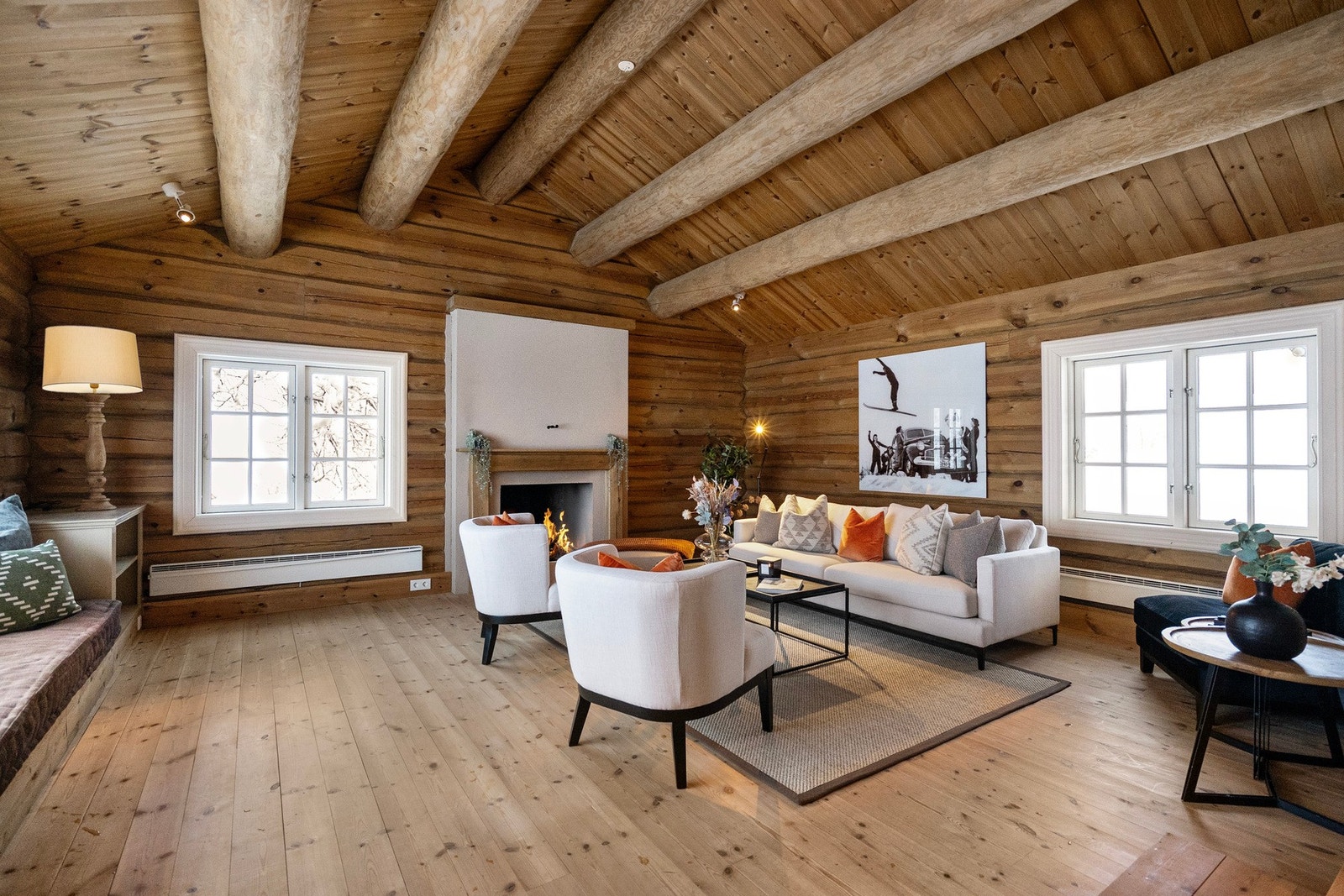 Hytta holder en gjennomgående solid standard og fremstår som godt ivaretatt, med en funksjonell og gjennomtenkt planløsning. Galleribilde