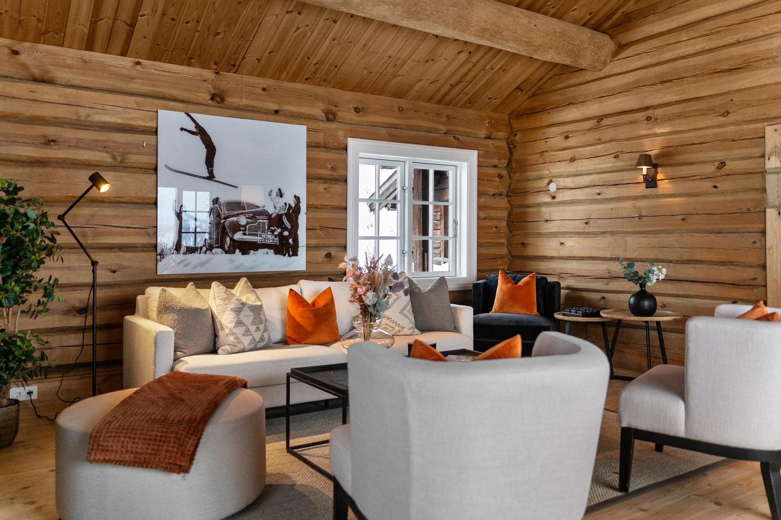 Her er det plass til flere sittegrupper, og rommet fungerer godt som samlingspunkt for familie og gjester. Galleribilde