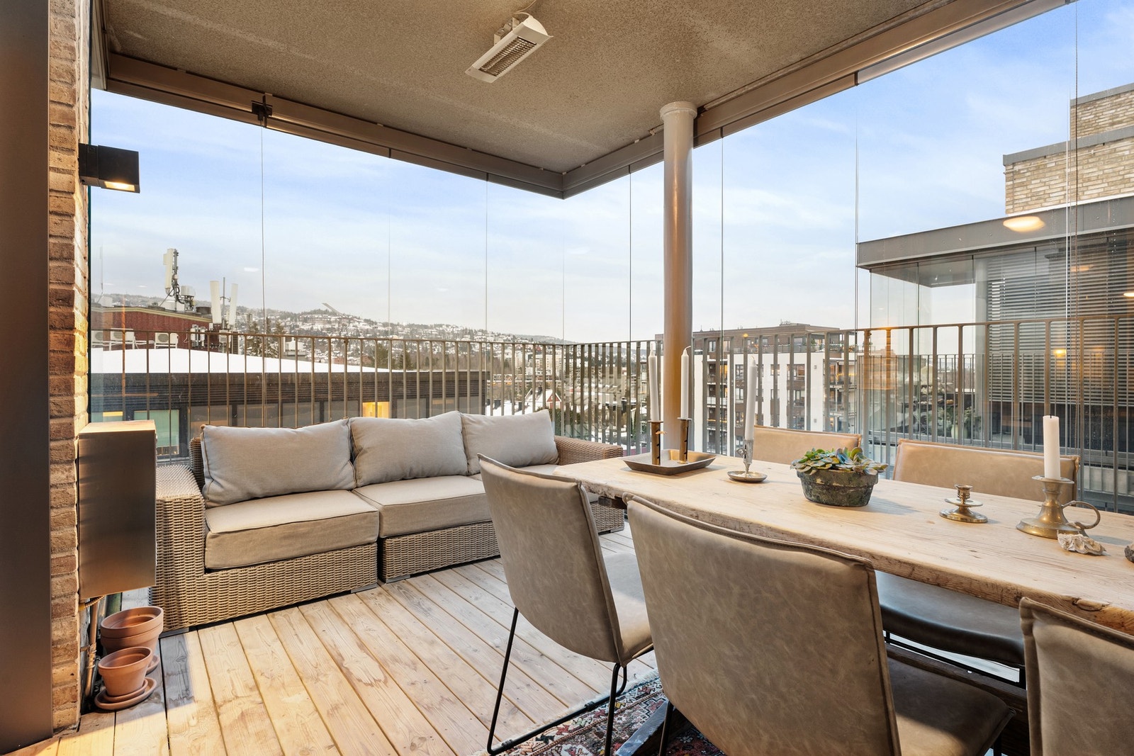 Leiligheten ligger i 5. etasje og har tilgang til stor innglasset balkong. Galleribilde