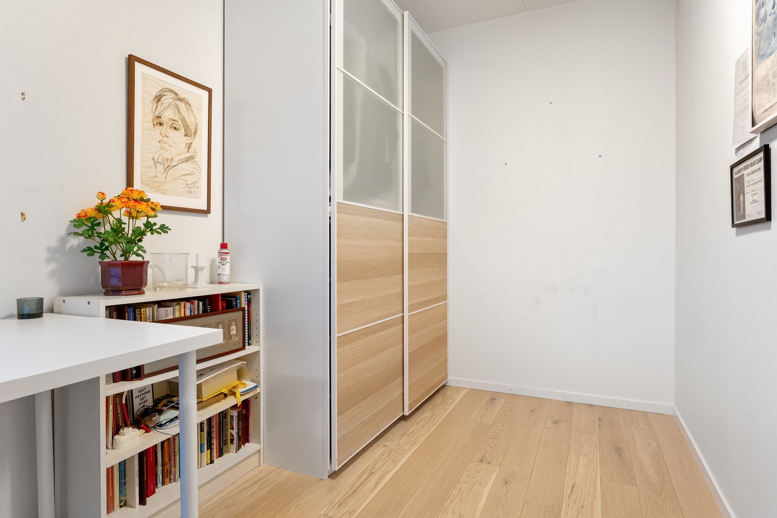 Rommet har plass til både seng, skap og pult. Galleribilde