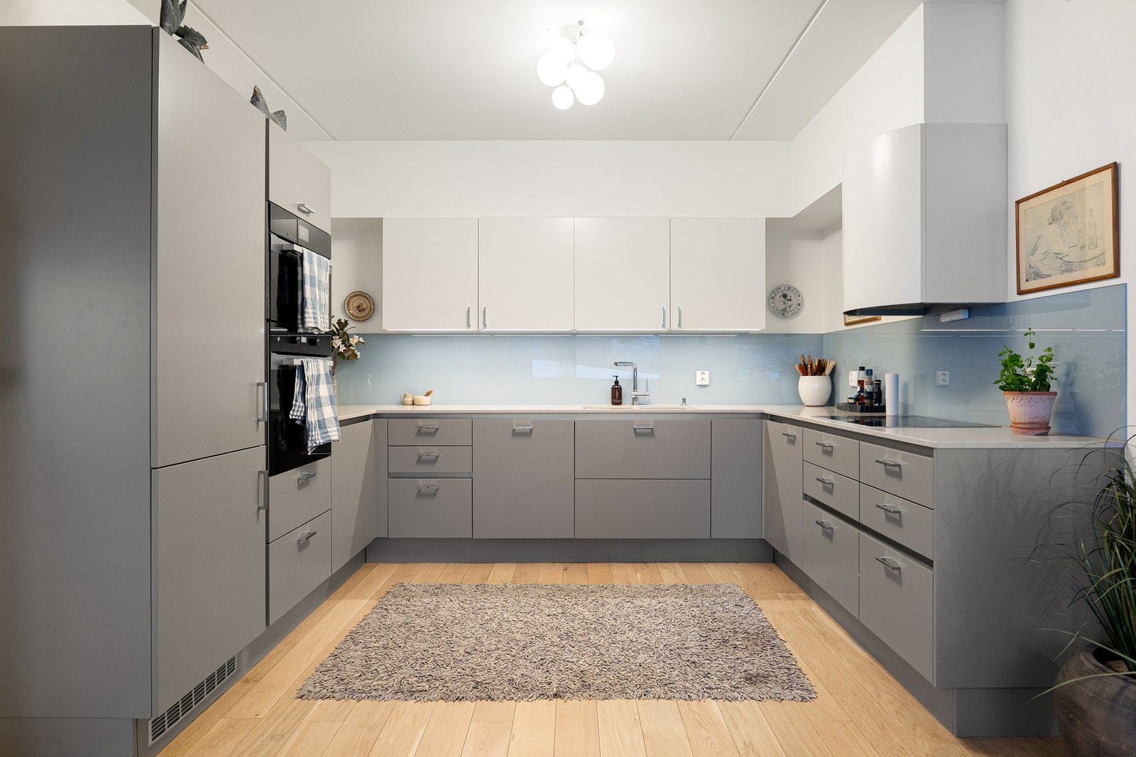 Kjøkkenet har slette fronter og påkostet benkeplate av stein. Galleribilde