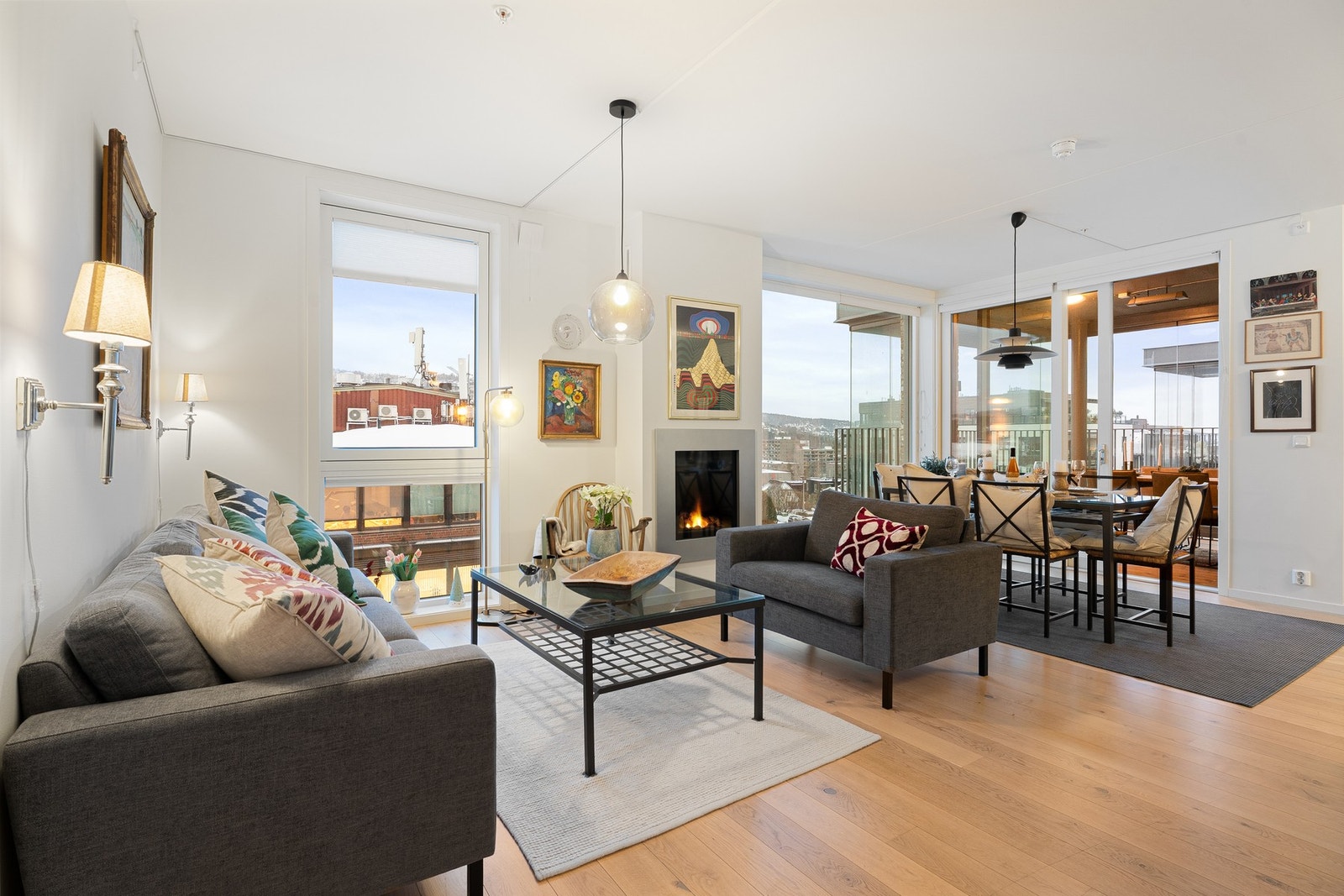 Store vindusflater slipper inn rikelig med naturlig lys. Galleribilde