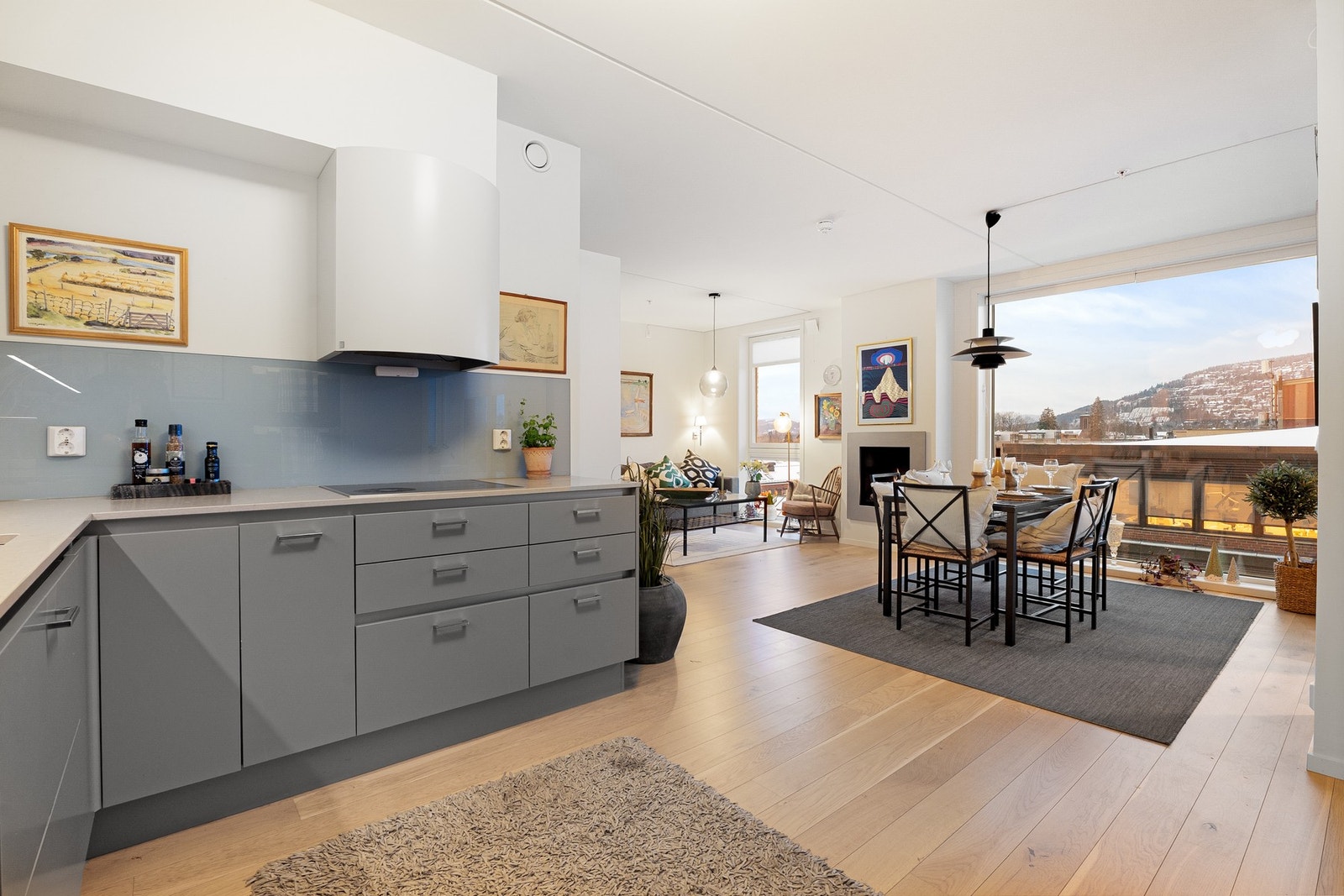 Lys og svært tiltalende 3-roms leilighet med fantastisk utsikt. Galleribilde