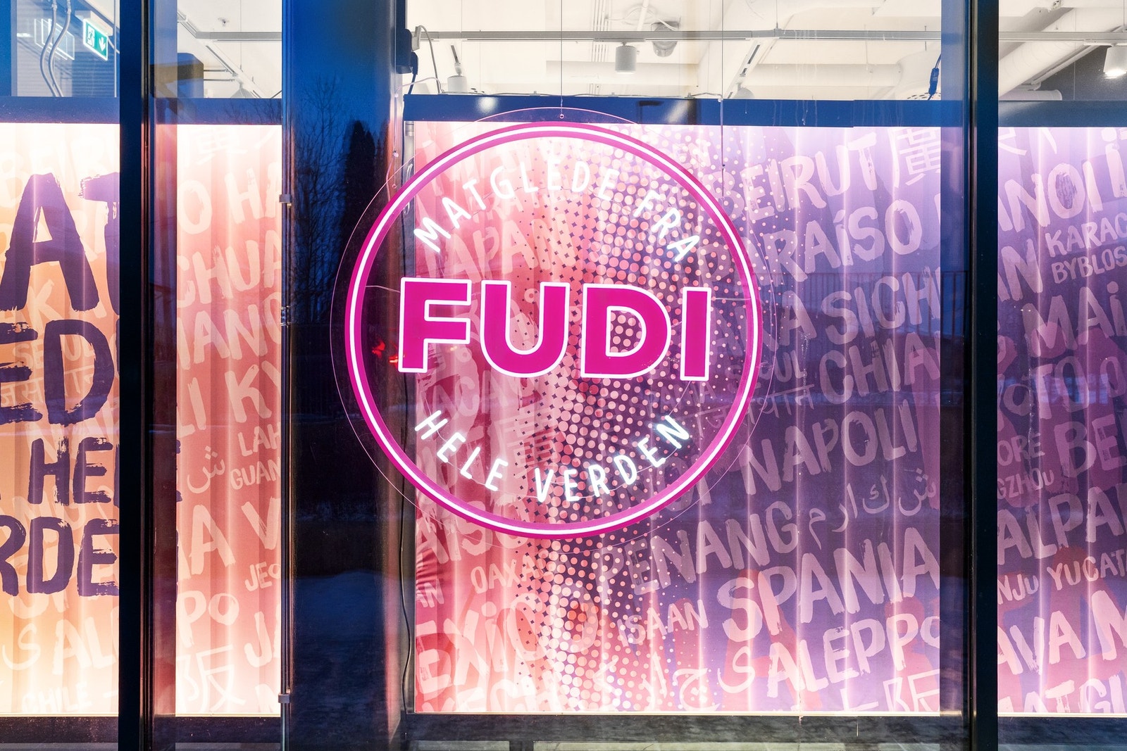 Flere hyggelige spisesteder og kafeer i nærområdet. Galleribilde