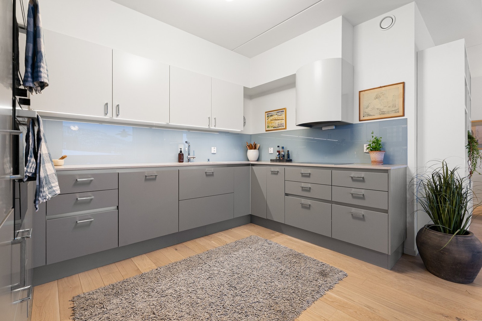 Det er rikelig med både skap- og benkeplass. Galleribilde