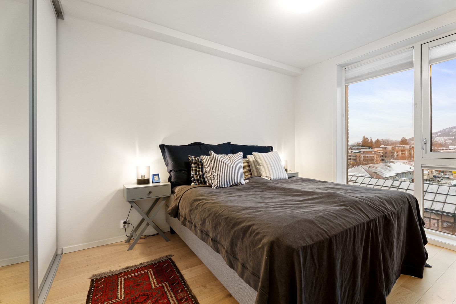 Hovedsoverommet oppleves som lyst og luftig og har god plass til dobbeltseng. Galleribilde