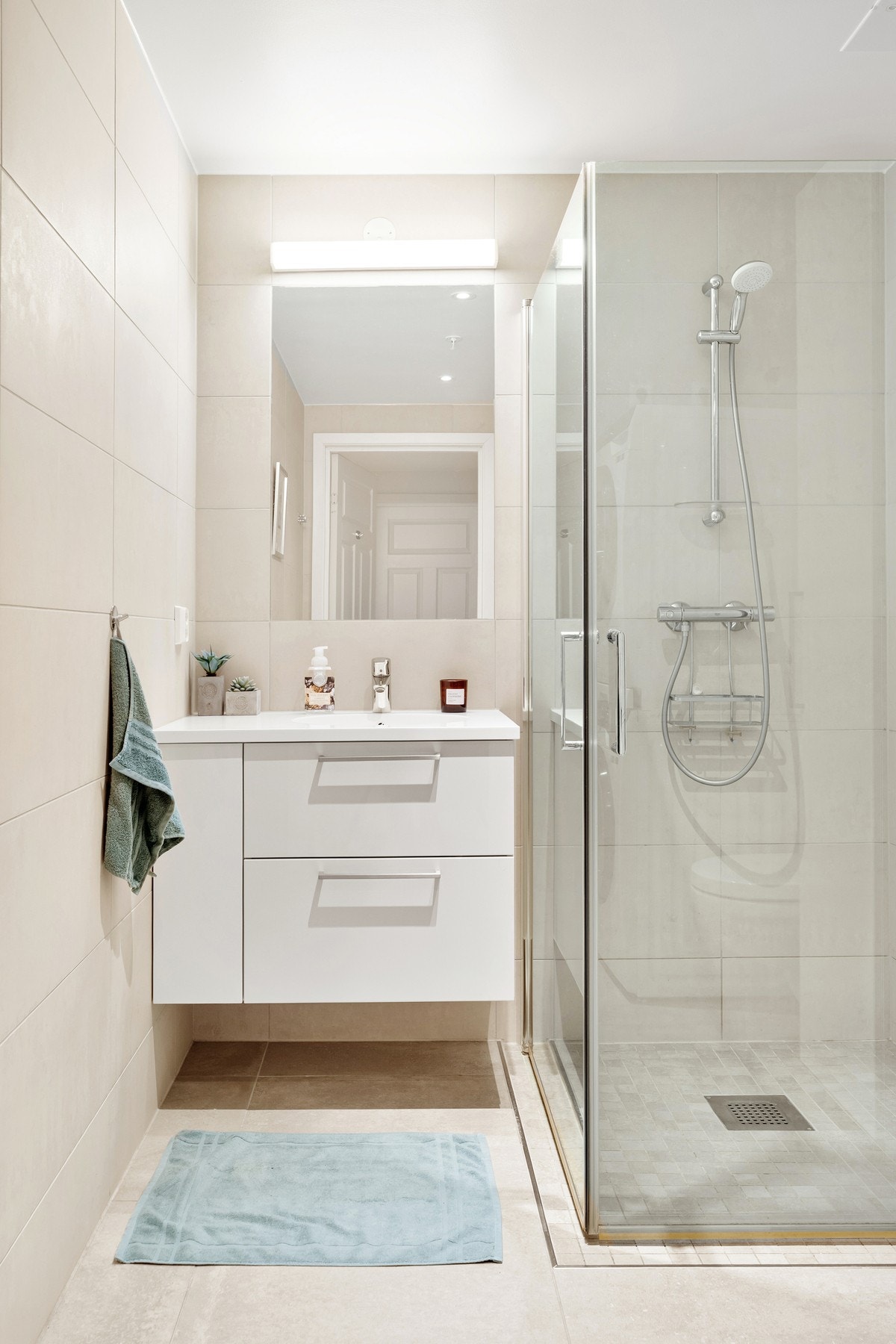 Baderommet har varme i gulv og downlights i tak. Galleribilde