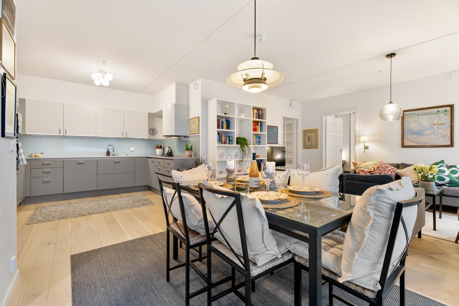 I tilknytning til stuen finner vi en moderne, åpen kjøkkenløsning med moderne og innholdsrik innredning fra HTH. Galleribilde