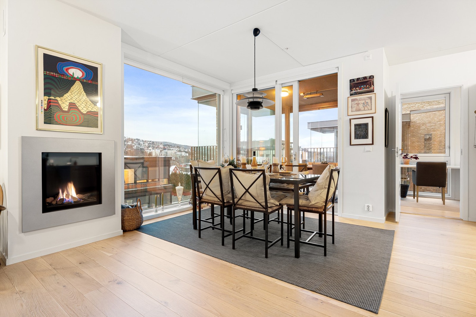 Gasspeis midt i rommet skaper lun stemning. Galleribilde