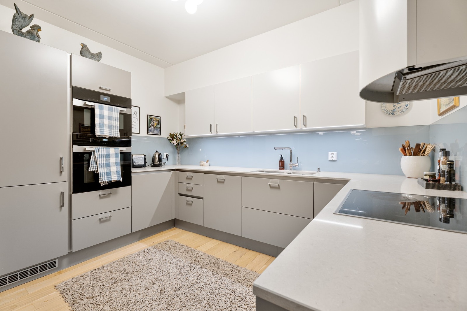 Kjøkkenet er utstyrt med integrert kjøl/fryseskap, oppvaskmaskin, platetopp, stekeovn og micro. Galleribilde