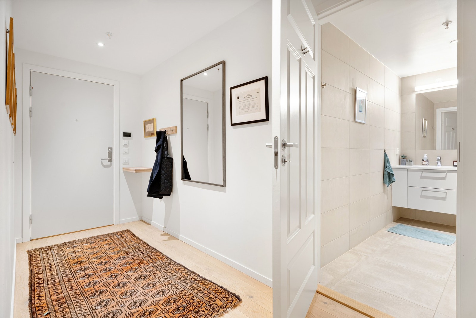 Trivelig og praktisk entré med plass til både yttertøy og sko. Galleribilde