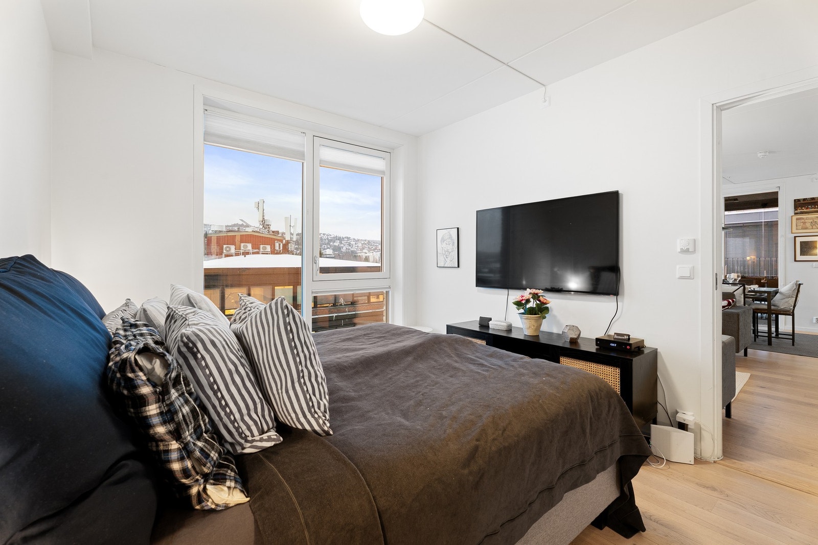 Vannbåren varme i gulv og balansert ventilasjon sørger for et behagelig inneklima. Galleribilde