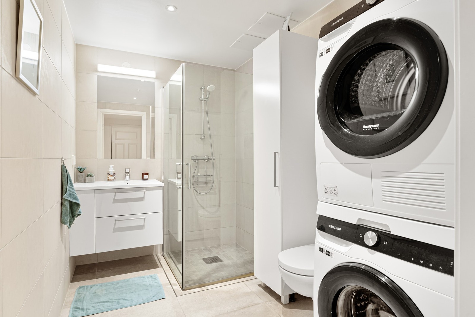 Fra entreen er det tilgang til leilighetens baderom. Galleribilde