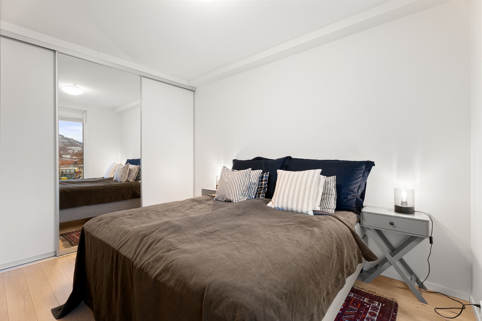 Stor skyvedørsgarderobe gir godt med oppbevaringsplass. Galleribilde