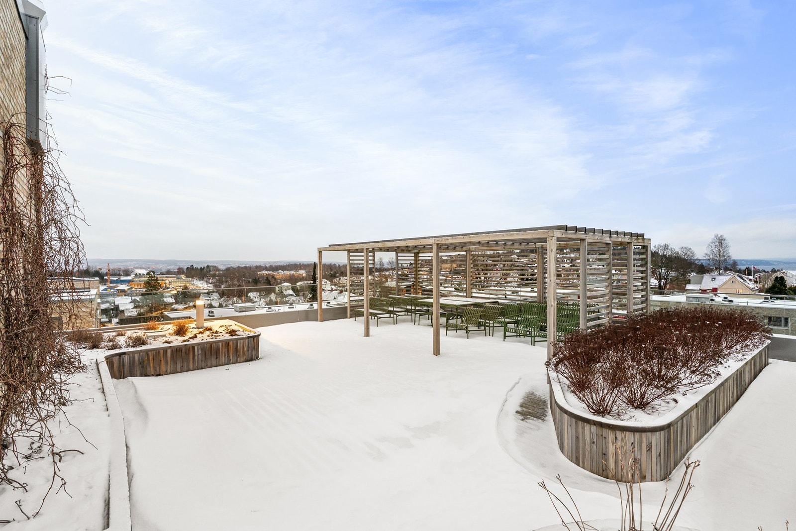 Borettslaget har en felles takterrassen med sittegruppe og pergola. Galleribilde