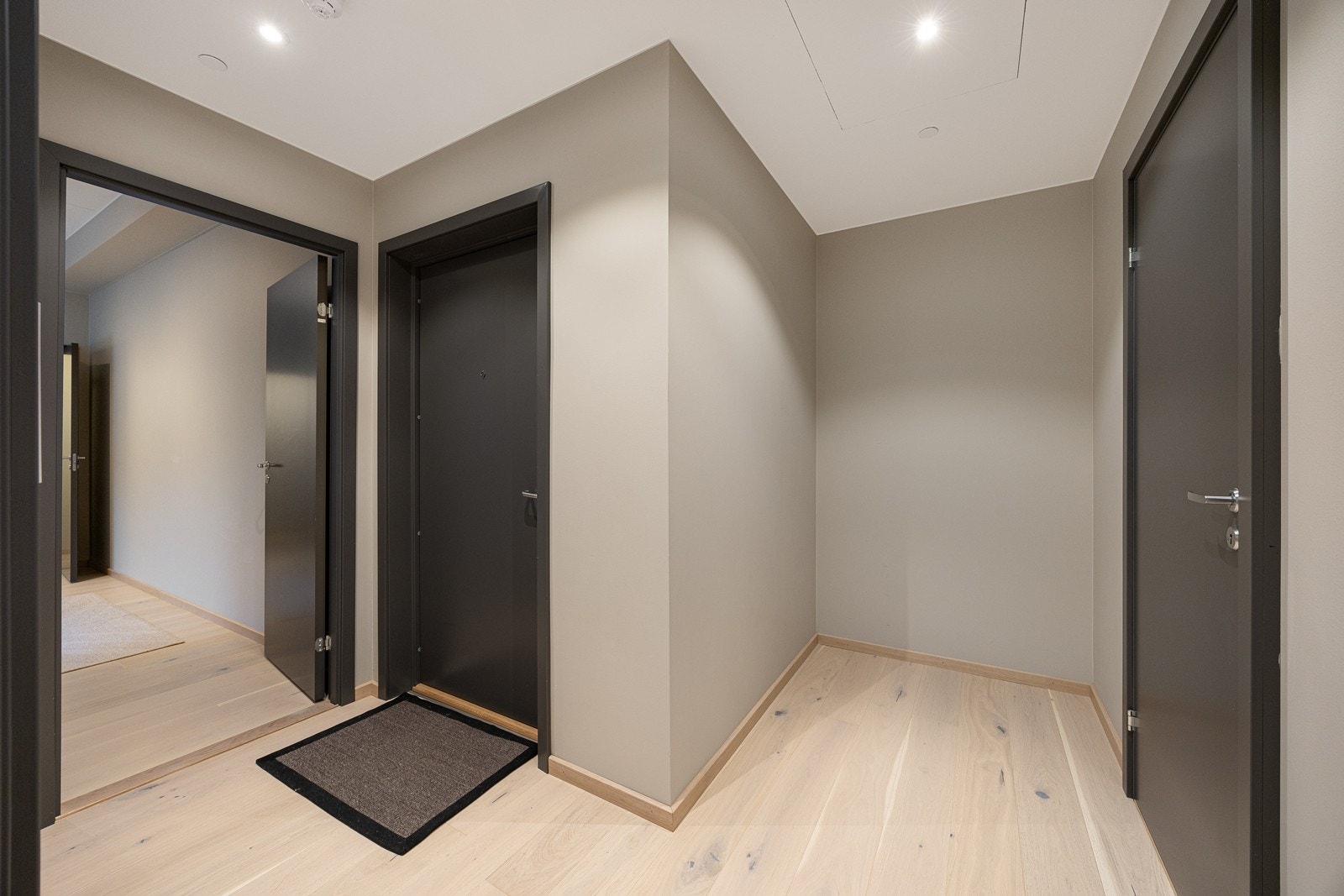 Romslig entré med god plass til å etablere barderobeløsning for å henge fra seg yttertøy og utesko. Galleribilde