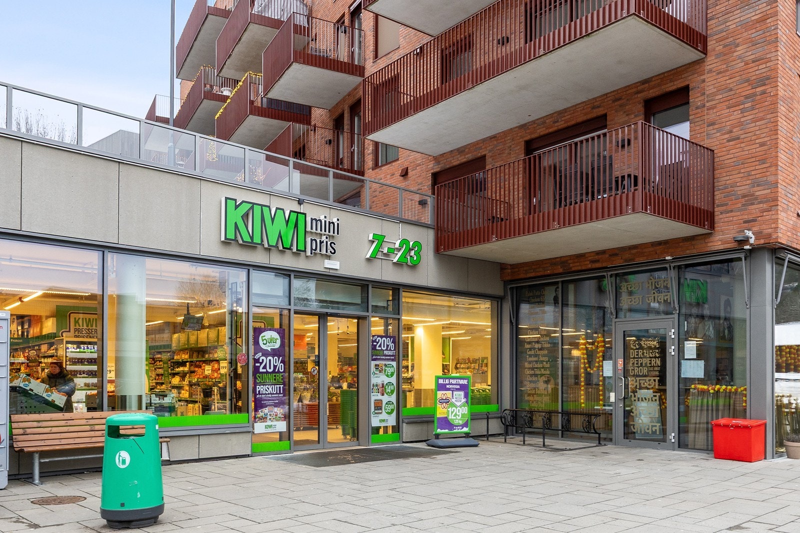 Kiwi Skolebakken ligger innen kort distanse fra eiendommen. Her kan dagligvarehandelen gjennomføres. Galleribilde