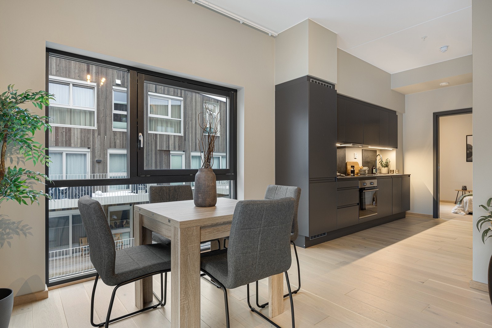 Kjøkkenet er iåpen løsning til stuen. Perfekt for sosialt samvær. Galleribilde