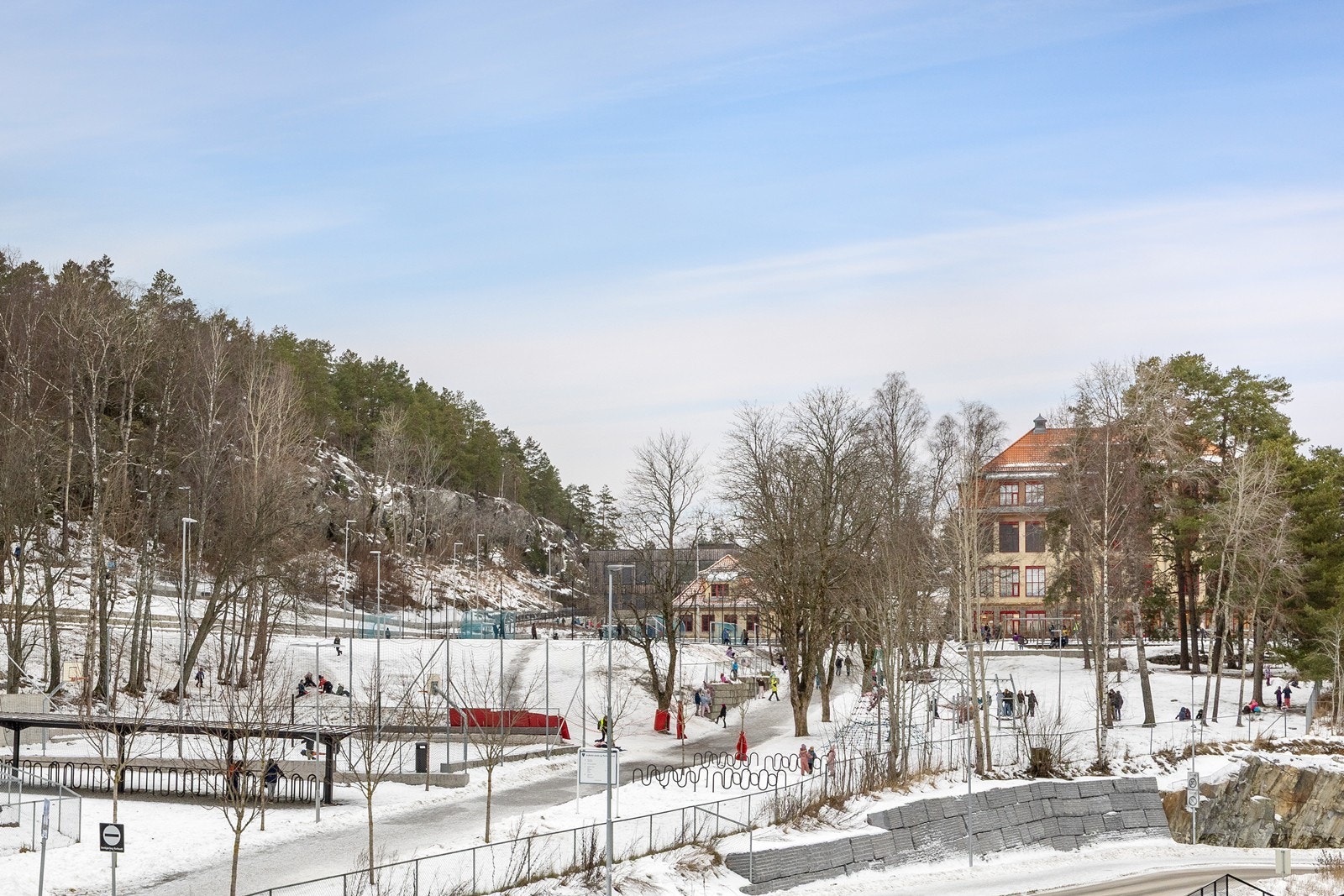 Området har kort vei til alt for hverdagen, både kollektivtransport og forretninger. Galleribilde