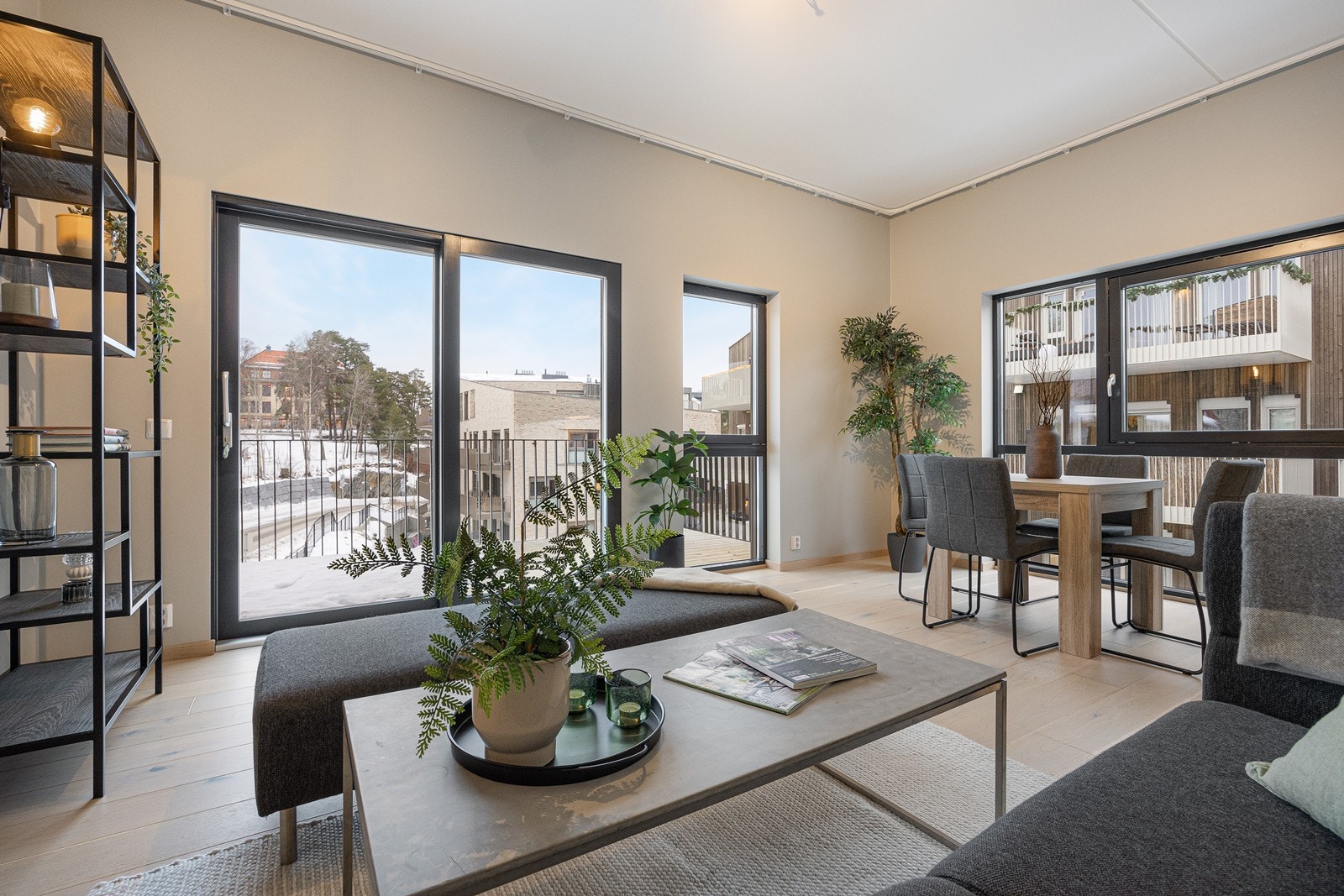 Stuen er lys med mye innslipp fra store vinduer fra flere sider. Galleribilde