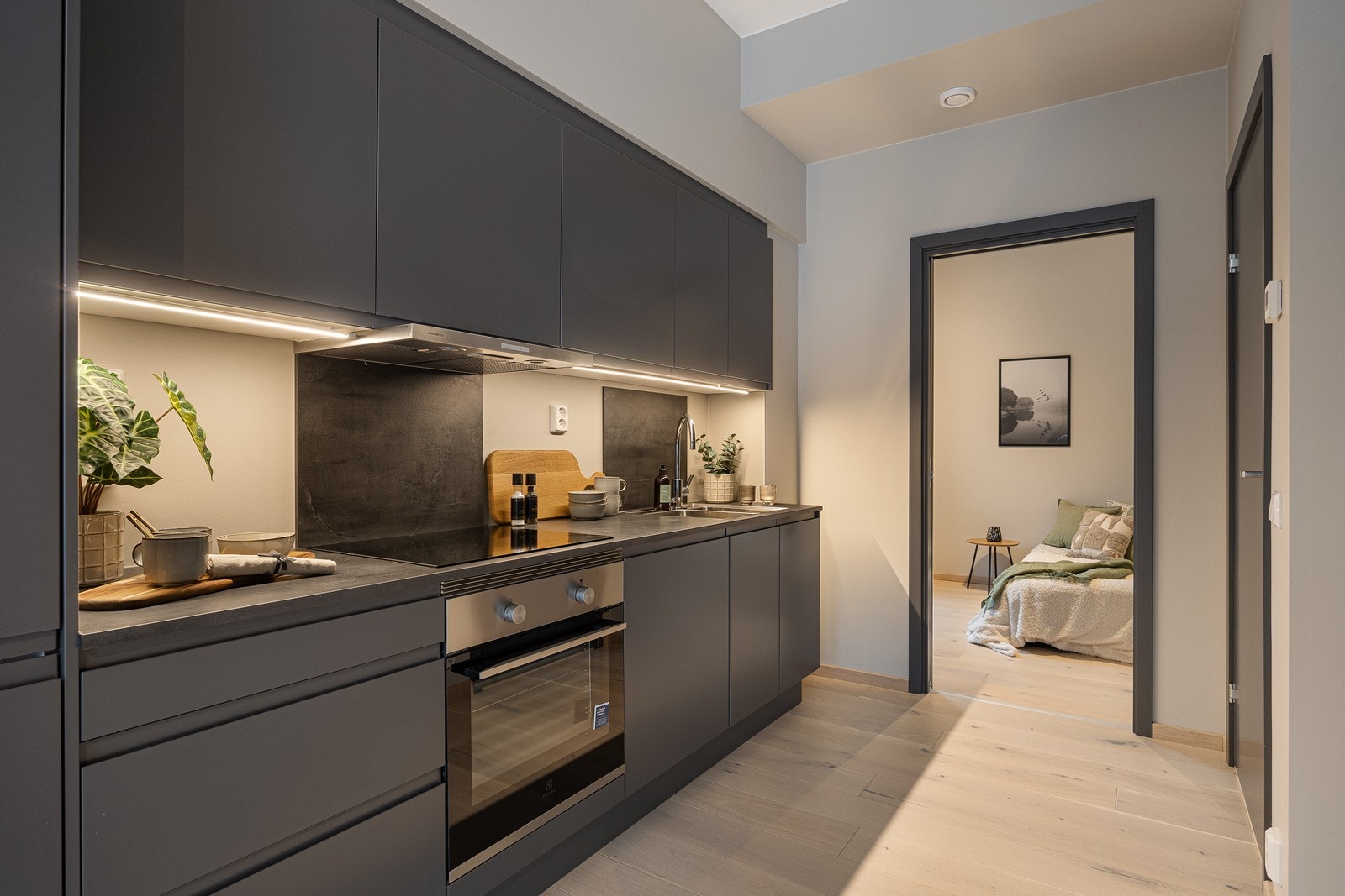 Moderne kjøkkeninnredning fra Sigdal med glatte fronter og benkeplate av laminat. Galleribilde