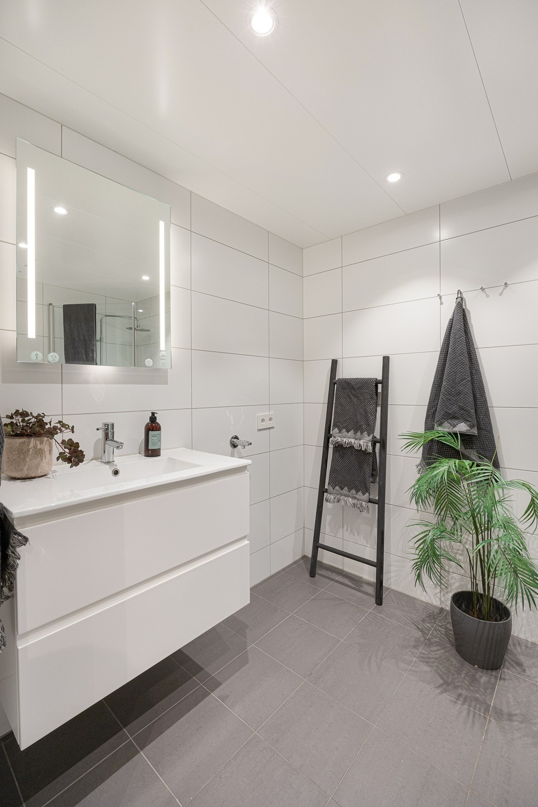 Badet er utstyrt med heldekkende servant i baderomsinnredning og speil med belysning. Her er det opplegg for vaskemaskin. Galleribilde