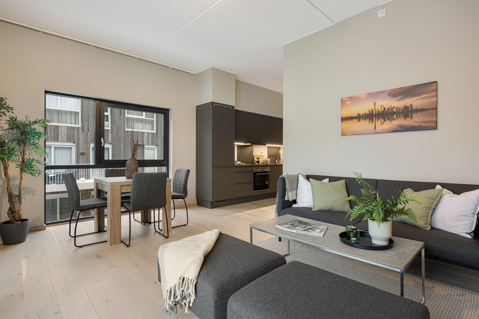 Det er lekkert enstavs parkettgulv i leiligheten. Galleribilde