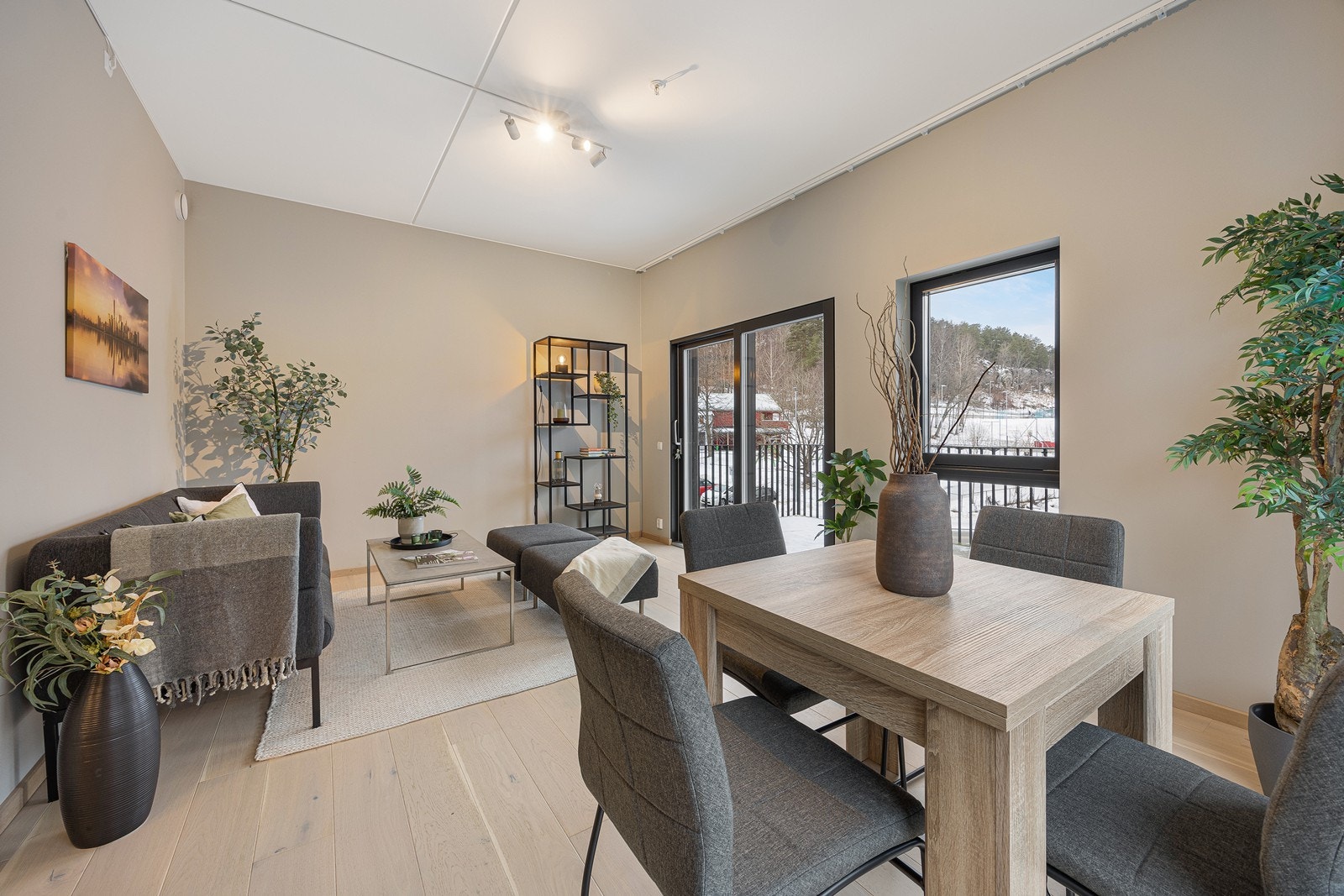 I stuen er det god plass til sofamøblement, TV-bord og spisegruppe. Galleribilde