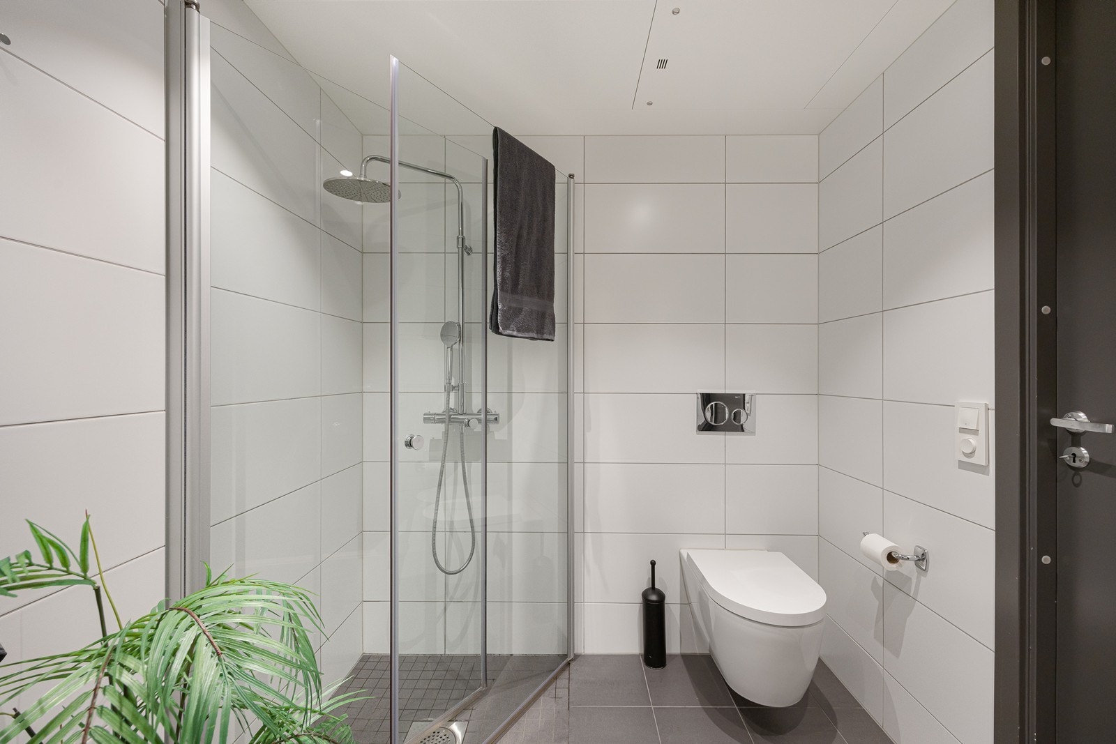 Badet er utstyrt med veggmontert toalett og innfellbare dusjvegger i herdet glass. Spafølelsen blir komplett med regnfallsdusj. Galleribilde