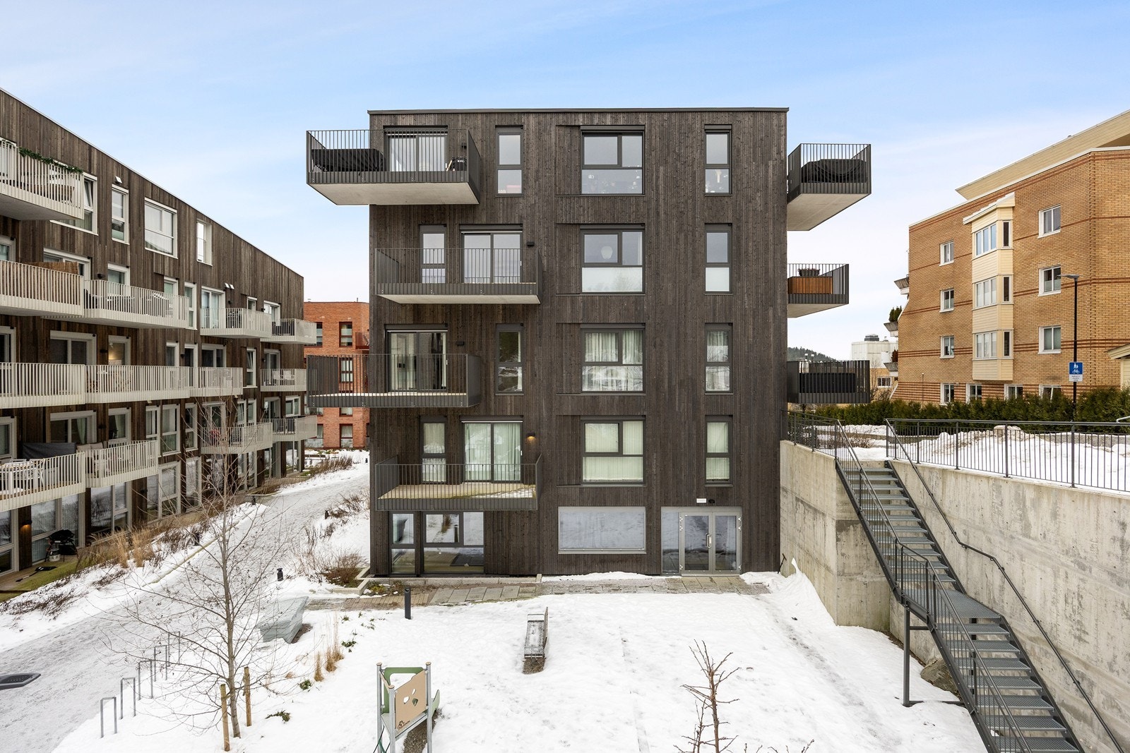 Leiligheten har beliggenet i byggets 4. etasje. Det er heisadkomst opp til leilighetsplan. Galleribilde