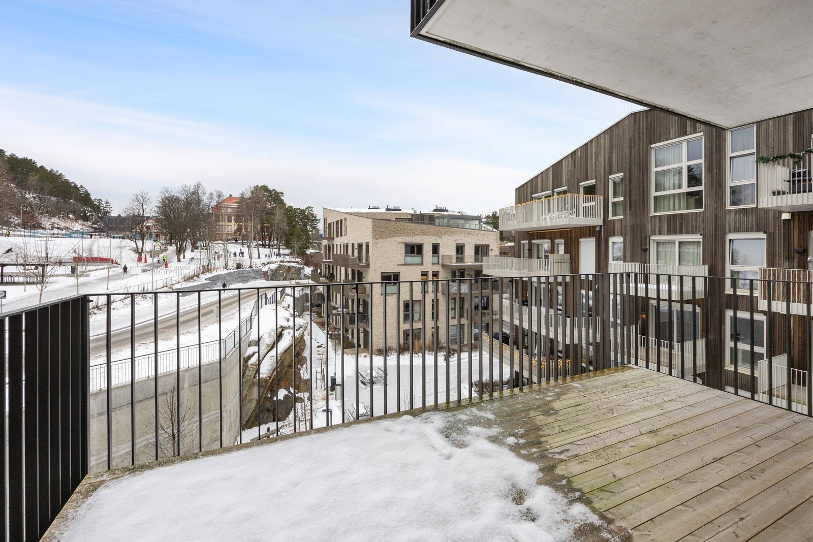 Det er to balkonger i leiligheten. En med utgang fra stue og den andre har adkomst fra hovedsoverom, perfekt for å nyte solfylte dager. Galleribilde