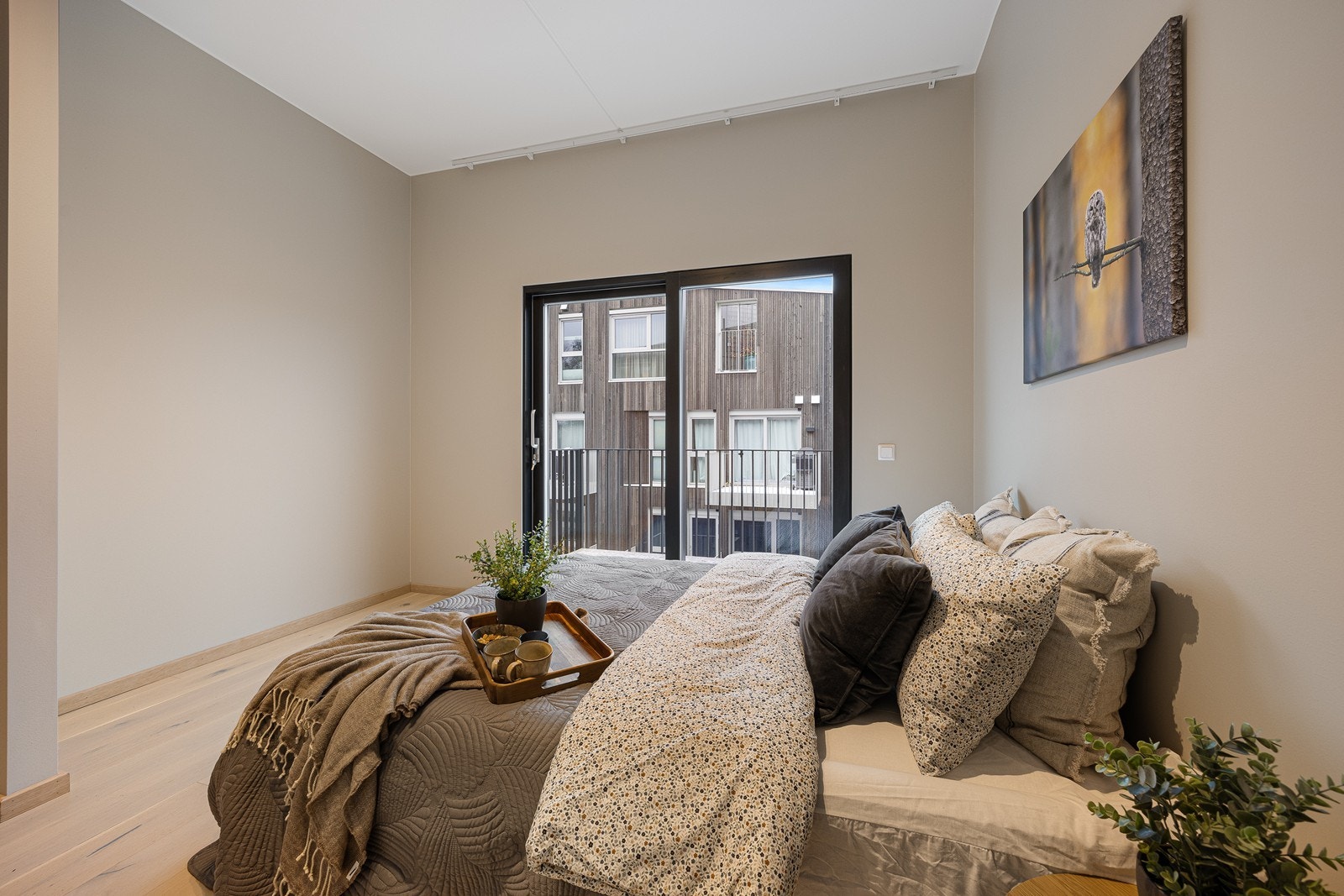 Det er utgang til en fin balkong fra hovedsoverom. Galleribilde