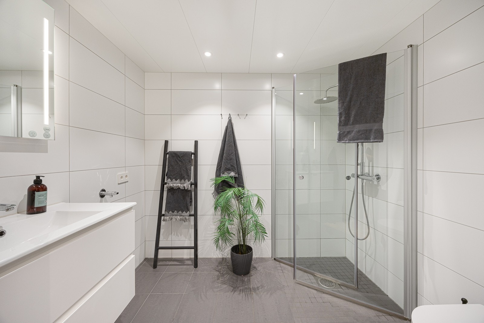 Flislagt baderom med vannbåren gulvvarme. Galleribilde