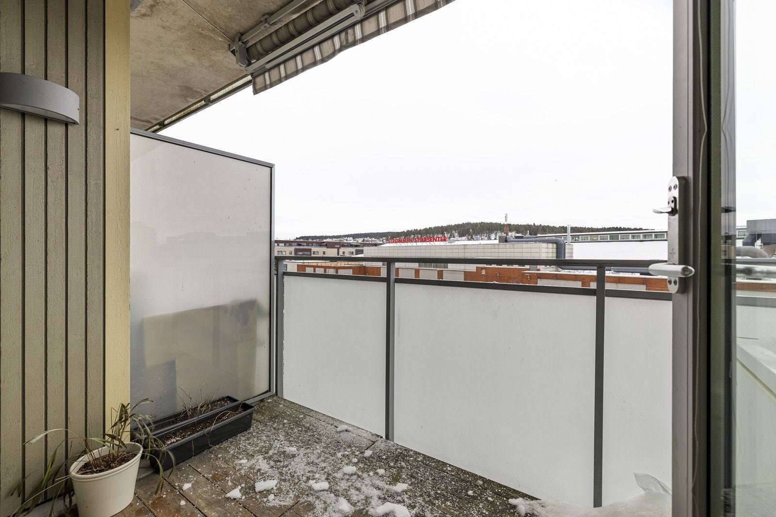 Balkong med plass til utemøbler og hyggelig uteplass Galleribilde