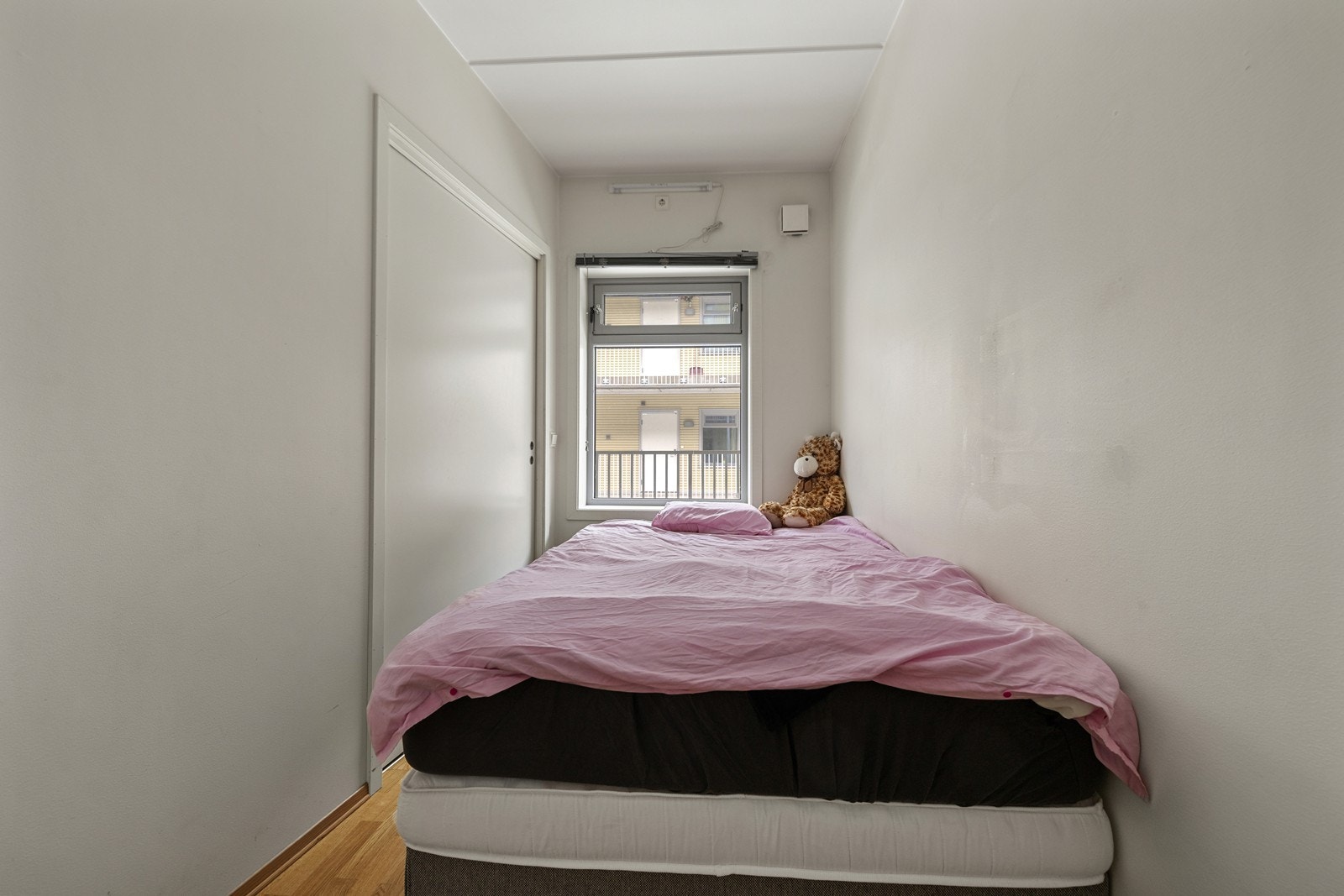 Her er det plass til en stor seng. Galleribilde