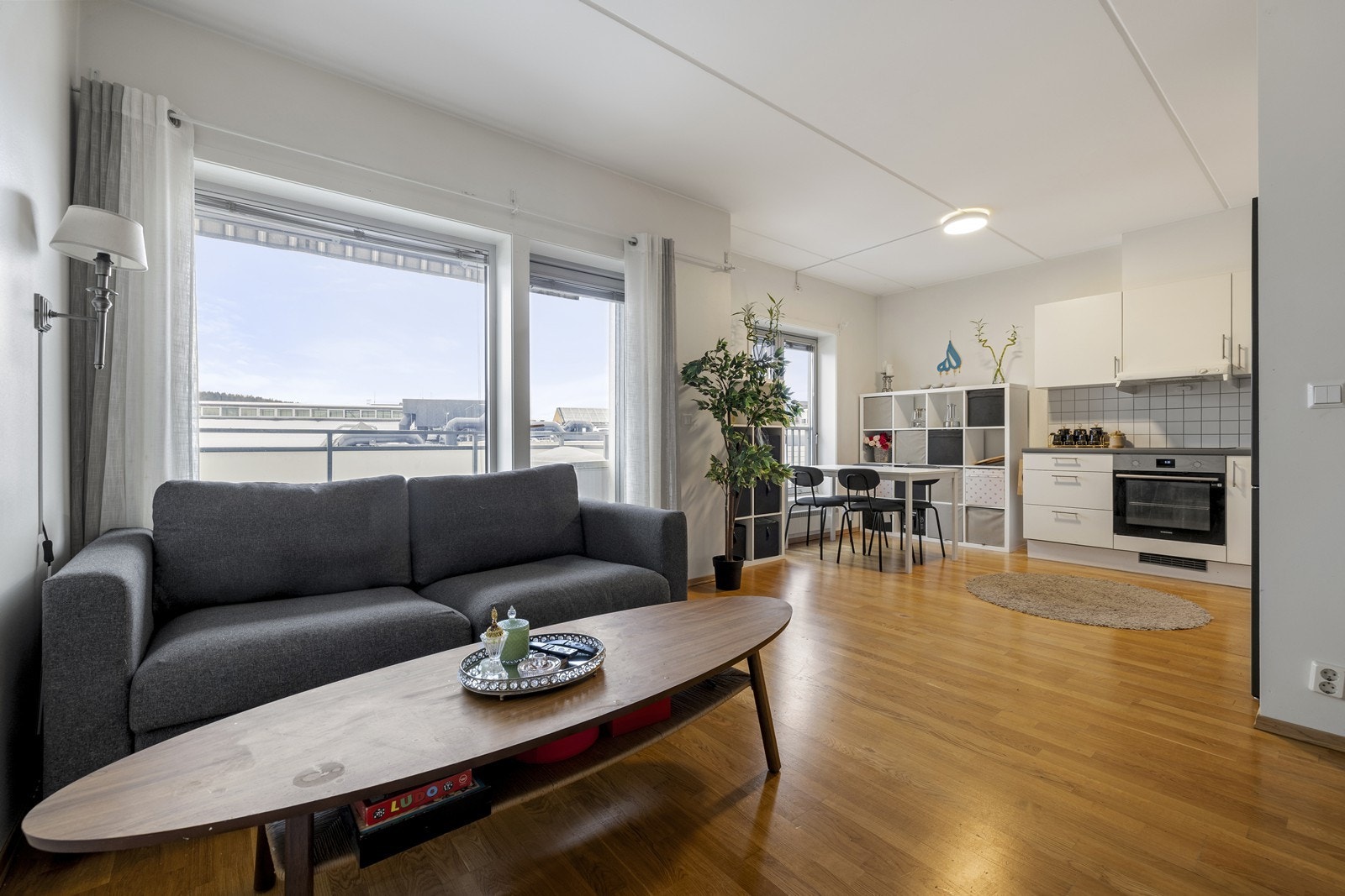 Stue og kjøkken i åpen og sosial løsning med fint lysinnslipp. Galleribilde