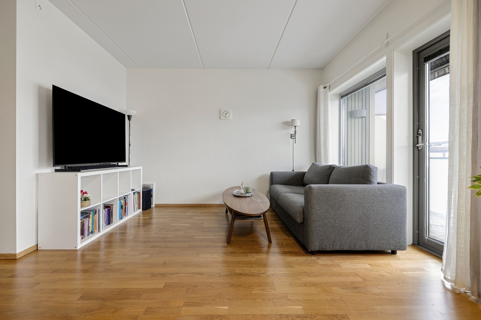 Det er god plass til en romslig sofa med tv-møbler. Galleribilde