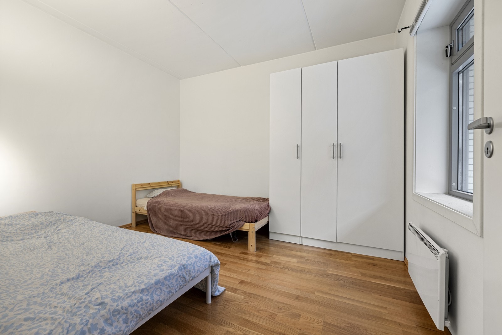 Hovedsoverom med god plass til en romslig seng og garderobeskap. Galleribilde