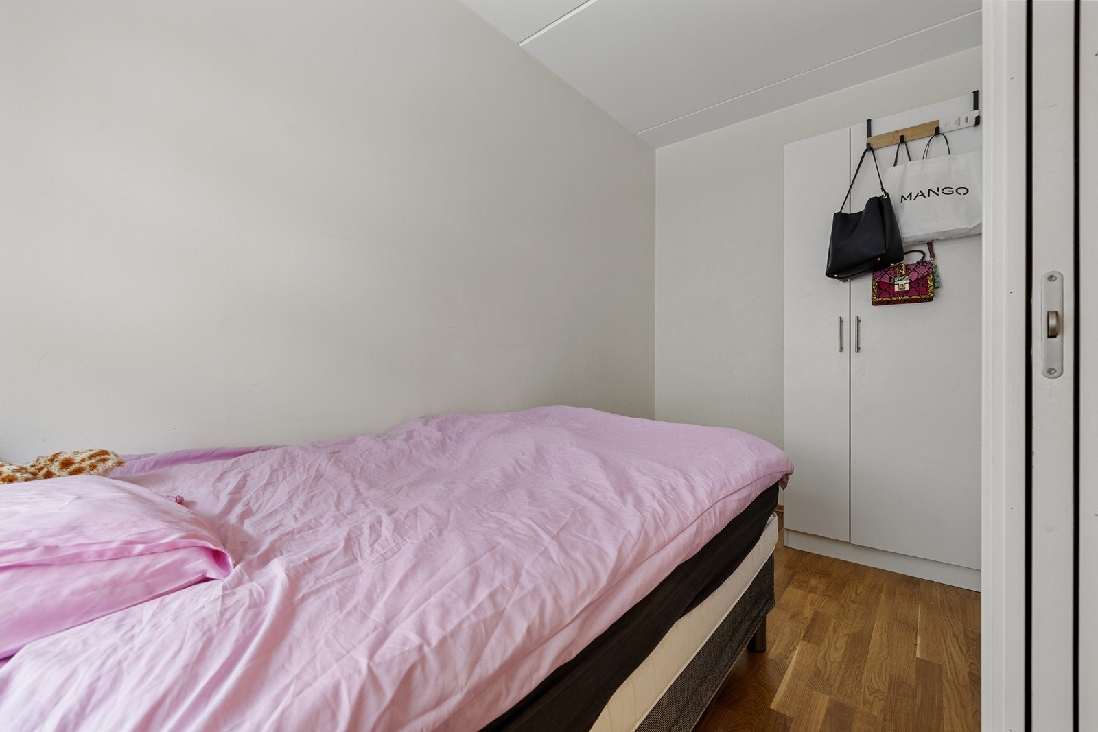 Soverom 2 passer perfekt som barnerom, gjesterom eller hjemmekontor. Galleribilde