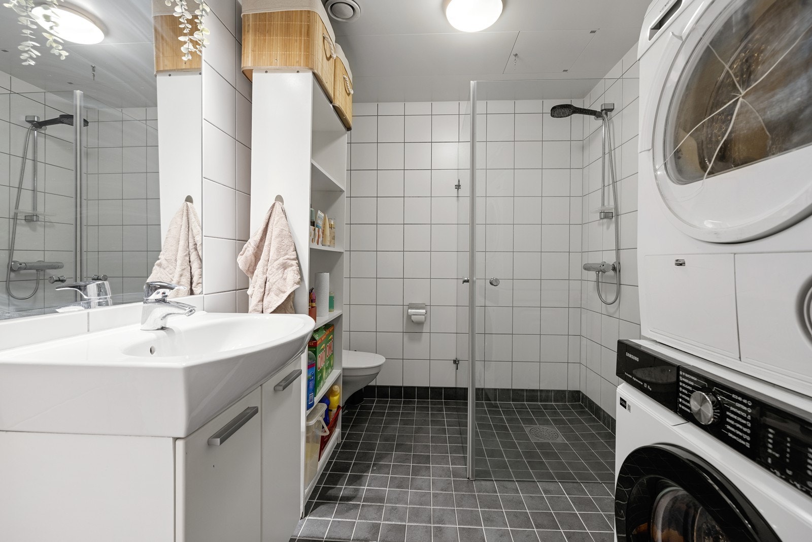 Helfliset bad med dusjløsning og opplegg for vaskemaskin. Galleribilde