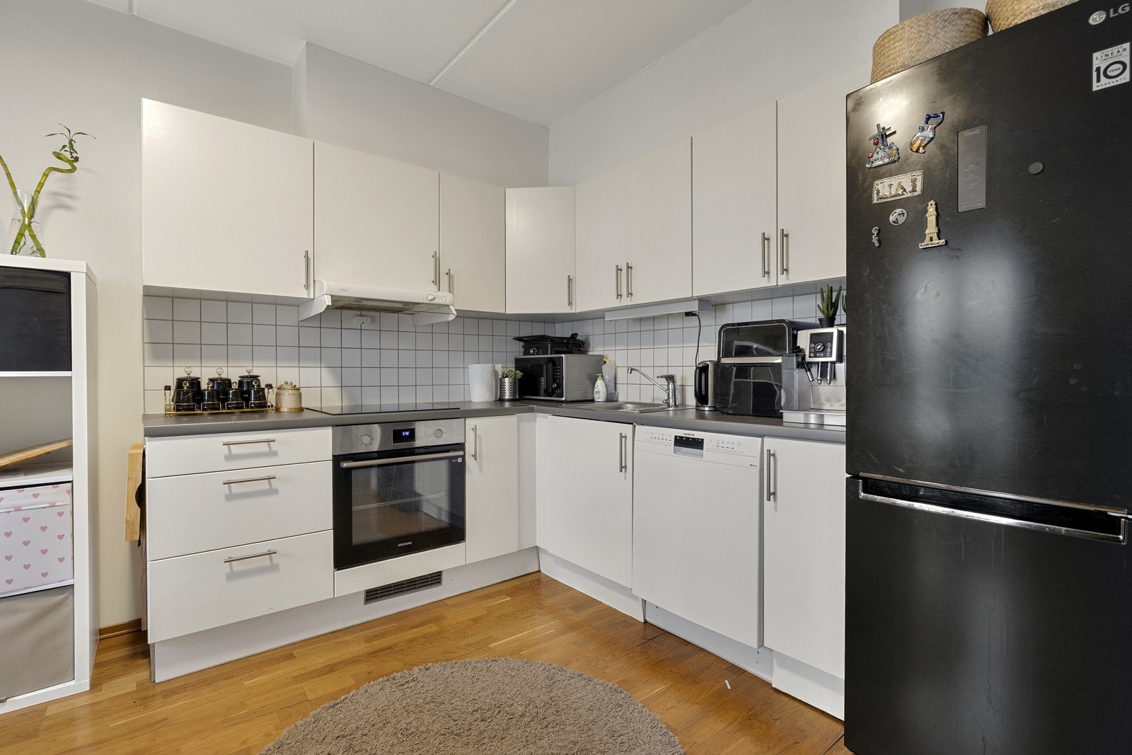 Funksjonelt kjøkken med gode arbeidsflater og rikelig skapplass Galleribilde