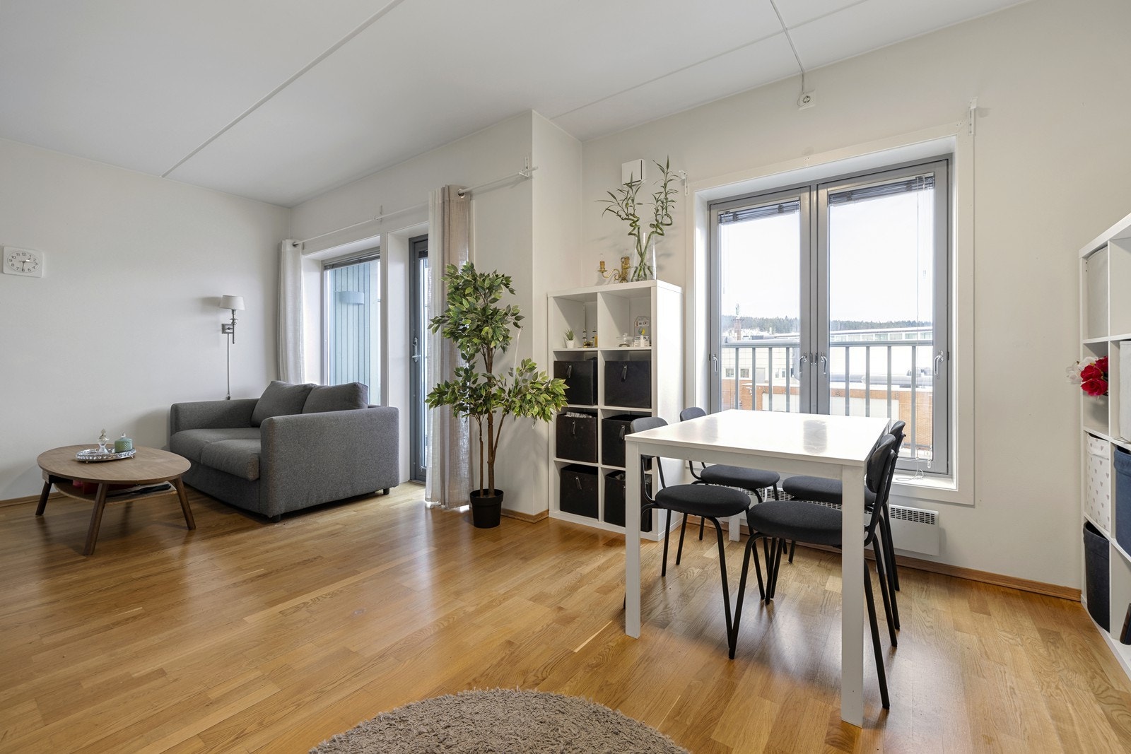 Lys stue med god romfølelse og flere møbleringsmuligheter. Galleribilde