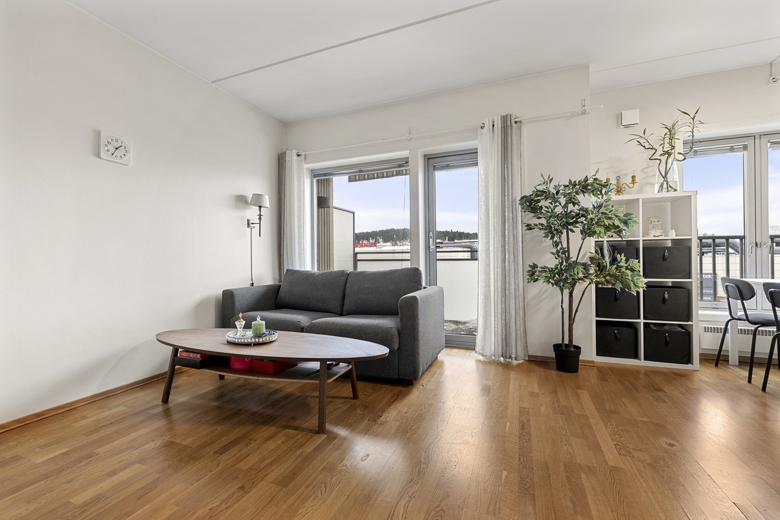 Fra stuen er det utgang til balkongen. Galleribilde