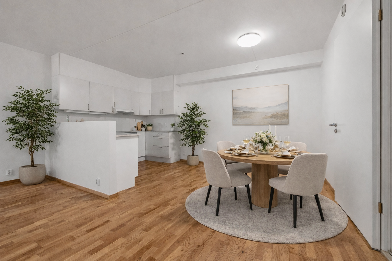 Boligen har en åpen stue/kjøkken-løsning. (Bilde er digitalt møblert av AI). Galleribilde