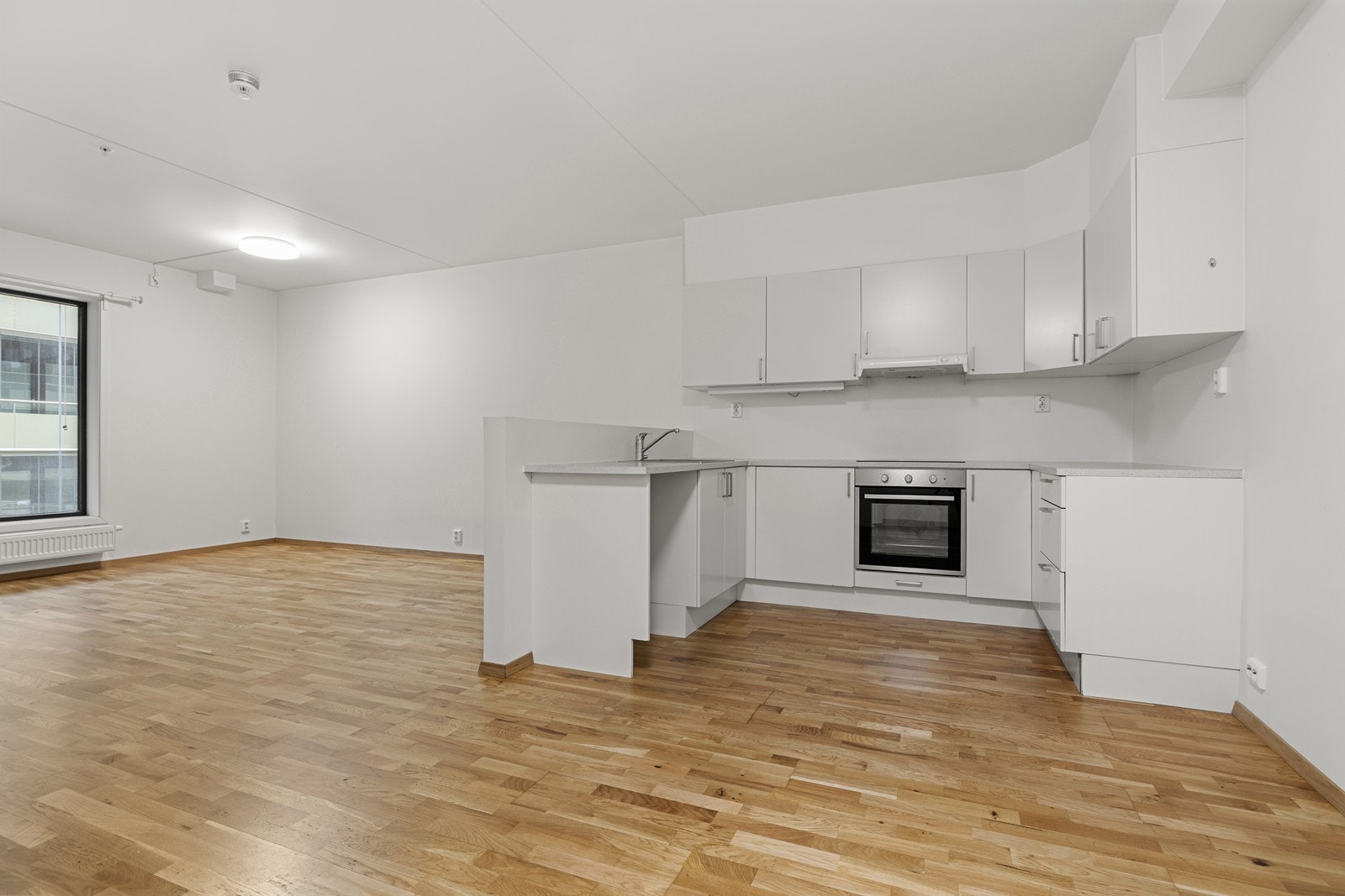 Kjøkkenet er innredet med glatte fronter og slitesterk benkeplate i laminat. Galleribilde