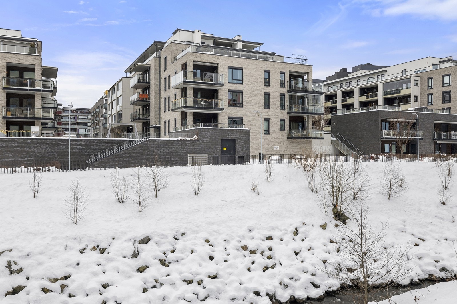 Eiendommen ligger idyllisk til med Sagelva som nærmeste nabo. Galleribilde